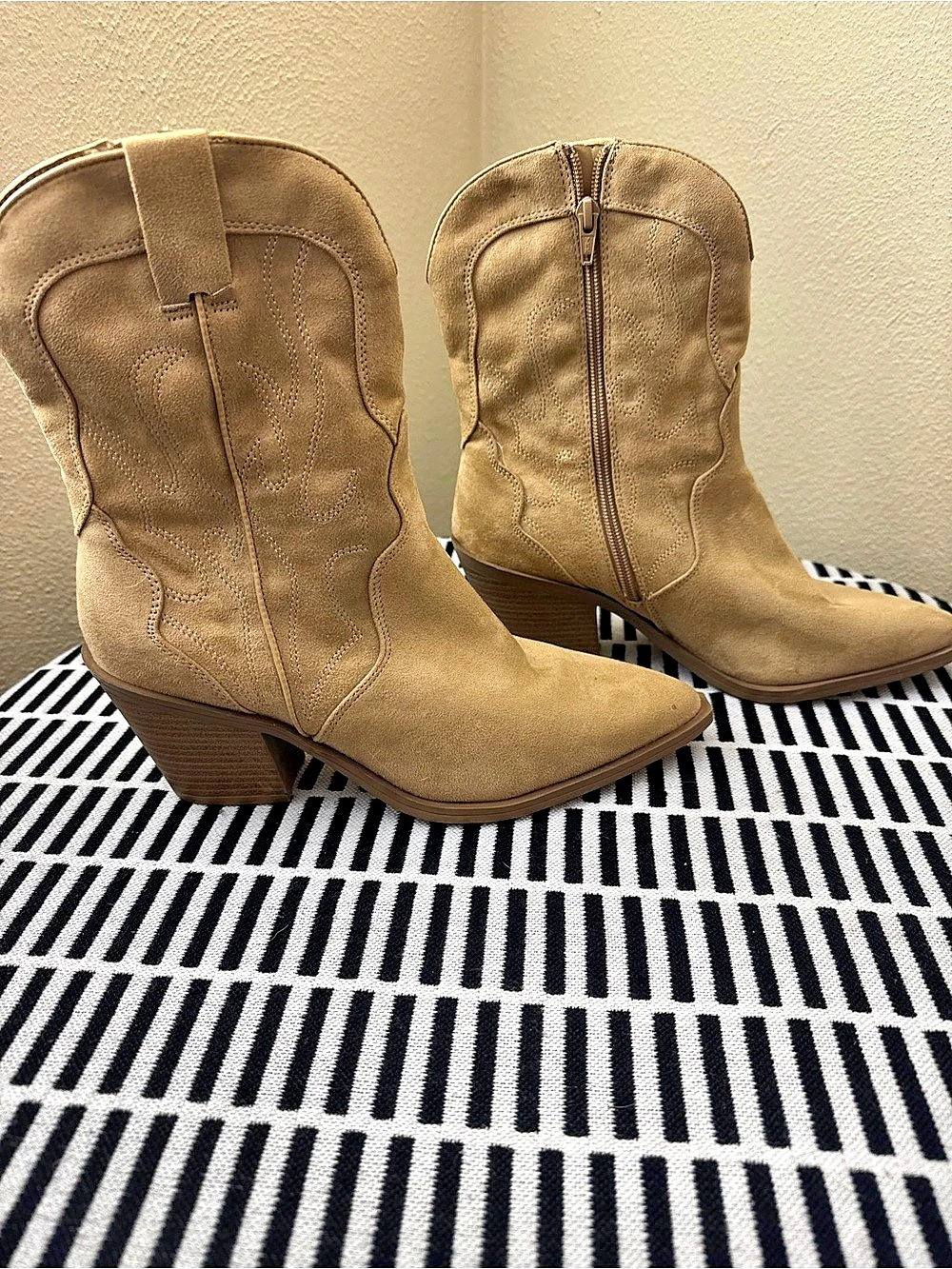 Universal Thread Pointed Toe Heeled Ankle Boots in Brown Size 9